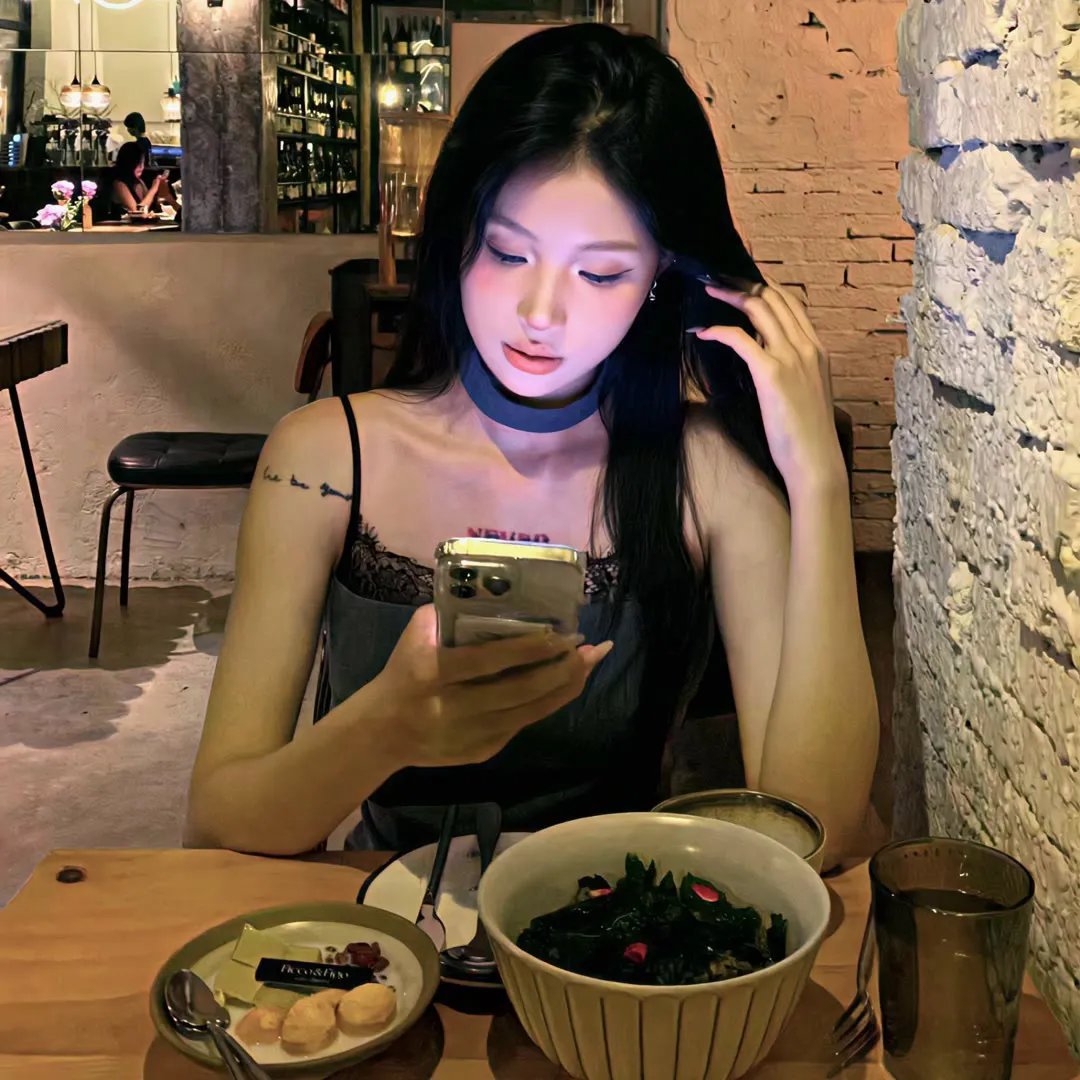 演唱会后台实拍：一线女星深夜共进晚餐，经纪人连夜公关